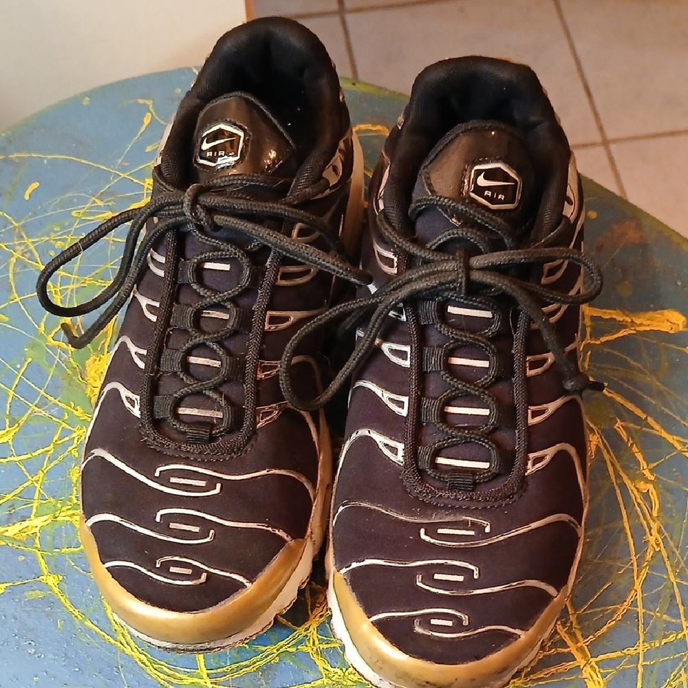 Nike Air Tenn. ,women'ssz.7.5. Blk.,gold, W Silver.